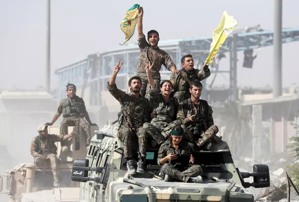 Binh lính của lực lượng dân chủ Syria kỷ niệm chiến thắng trước nhóm Daesh (bị cấm ở Nga) tại thành phố Raqqa ( Syria) Binh lính của lực lượng dân chủ Syria kỷ niệm chiến thắng trước nhóm Daesh (bị cấm ở Nga) tại thành phố Raqqa ( Syria) - Sputnik Việt Nam