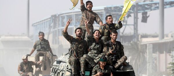 Binh lính của lực lượng dân chủ Syria kỷ niệm chiến thắng trước nhóm Daesh (bị cấm ở Nga) tại thành phố Raqqa ( Syria) - Sputnik Việt Nam