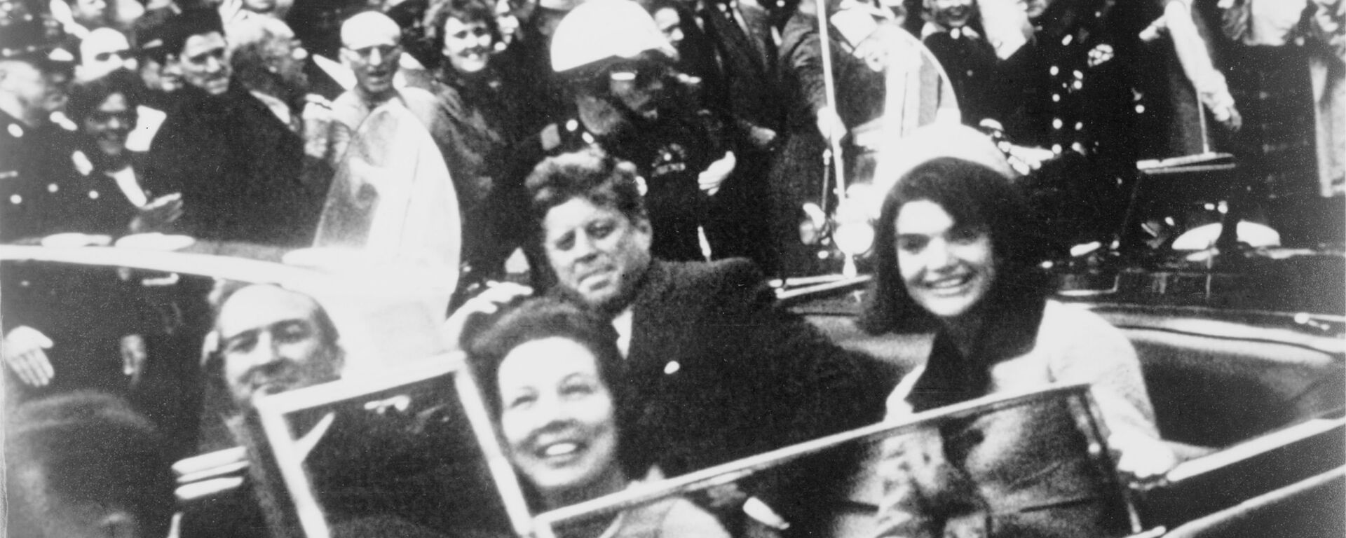 Джон Кеннеди рядом с женой Жаклин на заднем сидении президентского лимузина в день убийства в Далласе Джон Кеннеди рядом с женой Жаклин на заднем сидении президентского лимузина в день убийства в Далласе - Sputnik Việt Nam, 1920, 21.10.2017