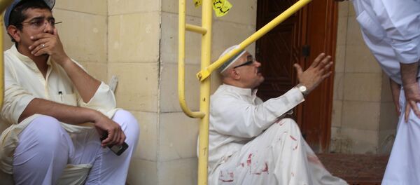 Những người đàn ông tại hiện trường vụ khủng bố nhà thờ Hồi giáo Shiite ở thành phố Kuwait - Sputnik Việt Nam