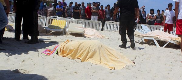 Thi thể khách du lịch trên bãi biển ở Sousse sau vụ tấn công Thi thể khách du lịch trên bãi biển ở Sousse sau vụ tấn công - Sputnik Việt Nam