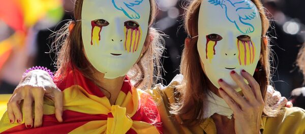 Женщины в масках во время митинга в защиту единства Испании в Барселоне - Sputnik Việt Nam