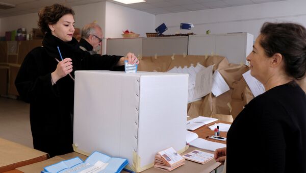 A woman casts her vote for Veneto's autonomy referendum at a polling station in Venice, Italy, October 22, 2017 - Sputnik Việt Nam