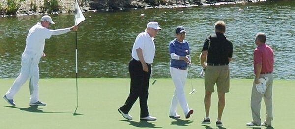 Tổng thống Hoa Kỳ Donald Trump chơi golf với Thủ tướng Nhật Bản Shinzo Abe - Sputnik Việt Nam