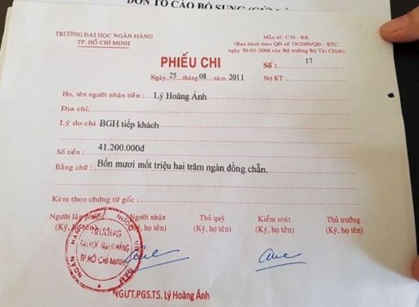 Phiếu chi ngày 25/8/2011, ghi mục đích là BGH tiếp khách với trị giá 41,2 triệu đồng  - Sputnik Việt Nam