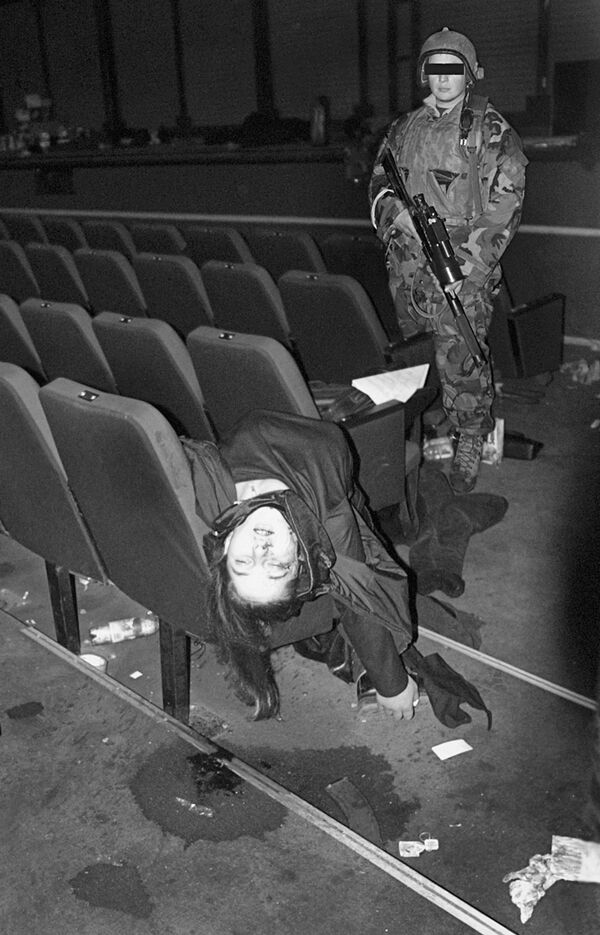 Kẻ khủng bố bị tiêu diệt trong cuộc giải phóng các con tin bị bắt tại Nhà hát Dubrovka vào ngày diễn vở nhạc kịch Nord-Ost. - Sputnik Việt Nam