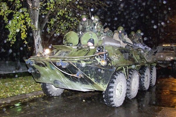 Chiến sĩ Bộ Nội vụ trên xe bọc thép gần Nhà hát Dubrovka, cơ sở bị những kẻ khủng bố người Chechnya chiếm giữ vào buổi diễn nhạc kịch Nord-Ost ngày 23 tháng 10 năm 2002. - Sputnik Việt Nam