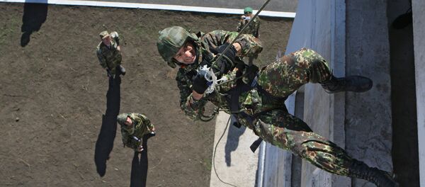 Lính đặc nhiệm Bộ Nội vụ LB Nga thực hành tấn công tòa nhà cao tầng. - Sputnik Việt Nam