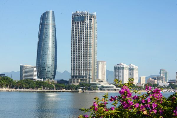 Sông Hàn và tòa nhà Trung tâm hành chính với lối kiến trúc hình tháp trụ tròn cao 175,5m là hai biểu tượng đăng trưng của Đà Nẵng, thành phố đăng cai Tuần lễ Cấp cao APEC 2017. - Sputnik Việt Nam