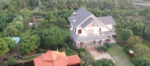 Diện tích khuôn viên căn biệt phủ khoảng 7.000m2, mặt tiền hướng ra bờ sông Sài Gòn Diện tích khuôn viên căn biệt phủ khoảng 7.000m2, mặt tiền hướng ra bờ sông Sài Gòn - Sputnik Việt Nam