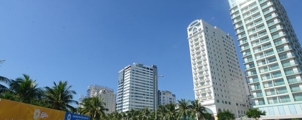 Những tấm áp phích tuyên truyền về Tuần lễ Cấp cao APEC 2017 bằng hai thứ tiếng Việt và Anh trên các đường phố ở Đà Nẵng. - Sputnik Việt Nam