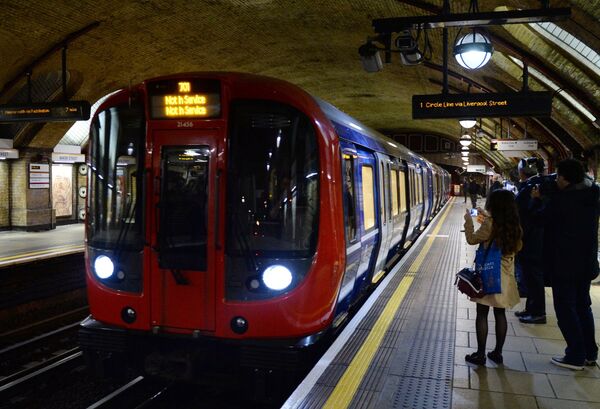 Khai trương đoàn tàu Trái tim Nga trong metro London - Sputnik Việt Nam