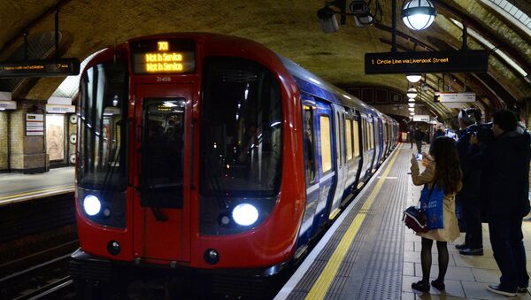 Khai trương đoàn tàu Trái tim Nga trong metro London - Sputnik Việt Nam