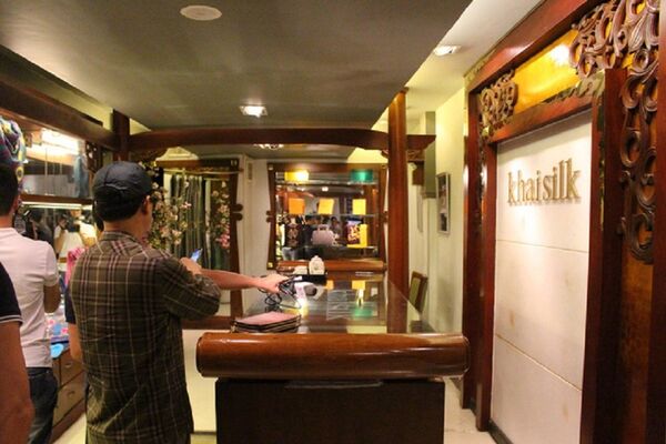 Cửa hàng Khaisilk tại Hàng Gai, Hà Nội, nơi bị phát hiện bán hàng tráo đổi nhãn mác Made in China Cửa hàng Khaisilk tại Hàng Gai, Hà Nội, nơi bị phát hiện bán hàng tráo đổi nhãn mác Made in China - Sputnik Việt Nam