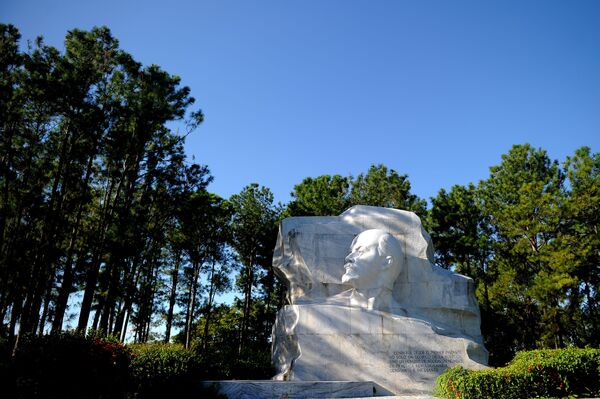 Đài tưởng niệm Lenin trong công viên La Habana. - Sputnik Việt Nam