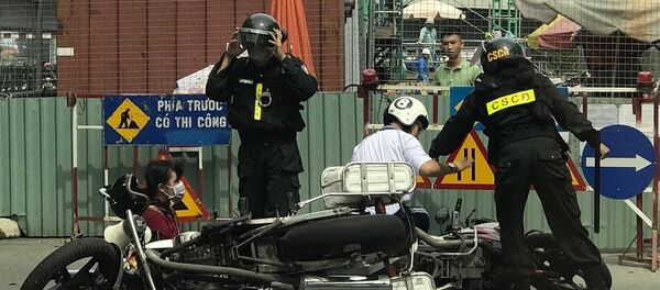 Hình ảnh từ clip được người dân cung cấp cho thấy thiếu niên bị một người mặc cảnh phục CSCĐ lên gối ngay giữa đường. - Sputnik Việt Nam