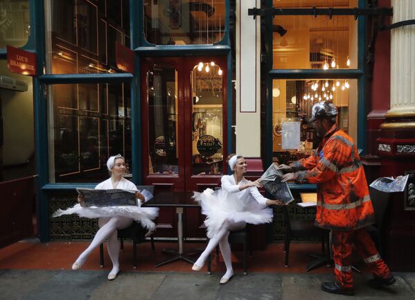 Các diễn viên hóa trang ở Leadenhall Market (London) trong khuôn khổ chiến dịch nghệ thuật từ thiện của hãng bảo hiểm và môi giới London - Sputnik Việt Nam