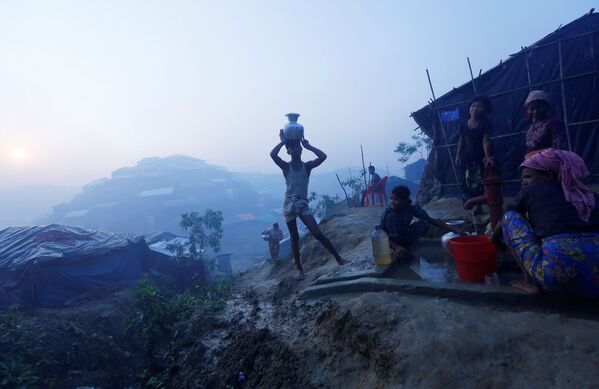 Dân tị nạn Rohingya lấy nước uống ở khu trại gần thành phố Cox Bazar, Bangladesh - Sputnik Việt Nam