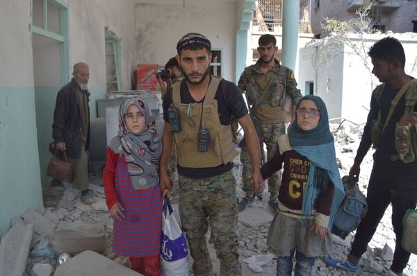 Những người dân Raqqa được giải cứu - Sputnik Việt Nam