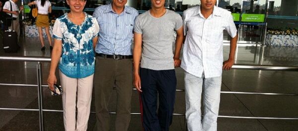 Ông Phạm Bá Tùng (người đứng ngoài cùng bên phải) chụp ảnh cùng gia đình Ông Phạm Bá Tùng (người đứng ngoài cùng bên phải) chụp ảnh cùng gia đình - Sputnik Việt Nam