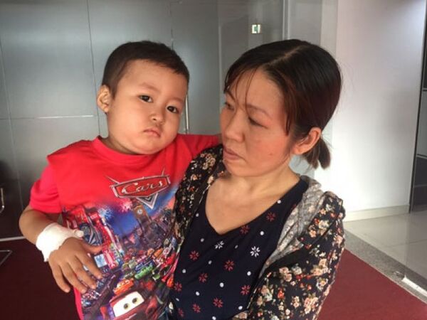 Cha chạy xe ôm kiếm tiền chữa bệnh ung thư máu cho con. Cha chạy xe ôm kiếm tiền chữa bệnh ung thư máu cho con. - Sputnik Việt Nam