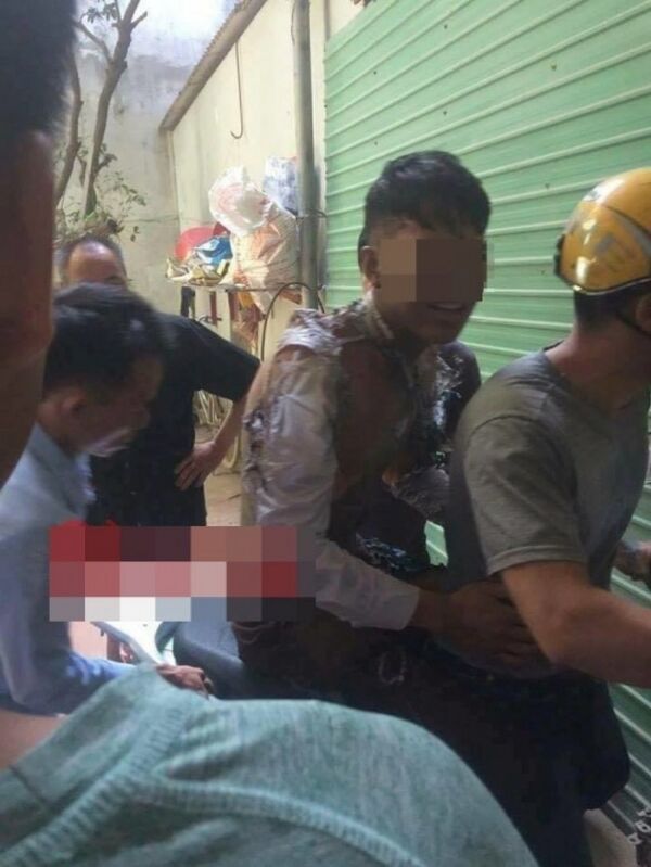 Hình ảnh nam thanh niên được đưa đi cấp cứu. - Sputnik Việt Nam