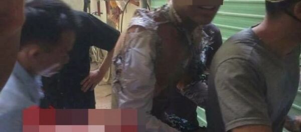 Hình ảnh nam thanh niên được đưa đi cấp cứu. - Sputnik Việt Nam