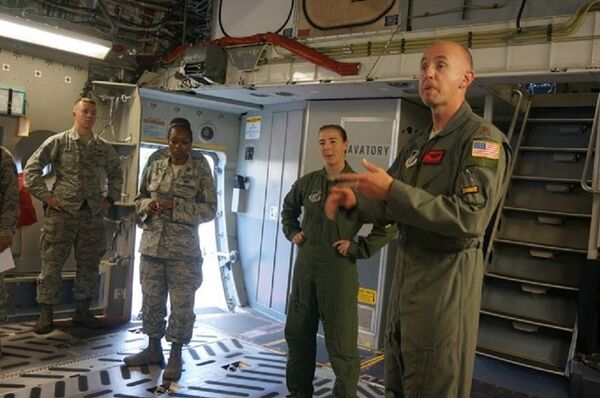 Đại úy James Kovarovic (bìa phải), phi công lái chiếc C-17. - Sputnik Việt Nam