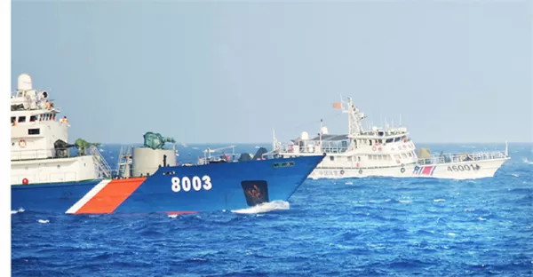 Tàu cảnh sát biển 8003 (bên trái) đang hoạt động chấp pháp tại vùng biển Hoàng Sa. Tàu cảnh sát biển 8003 (bên trái) đang hoạt động chấp pháp tại vùng biển Hoàng Sa. - Sputnik Việt Nam