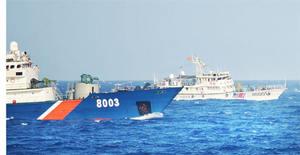 Tàu cảnh sát biển 8003 (bên trái) đang hoạt động chấp pháp tại vùng biển Hoàng Sa. Tàu cảnh sát biển 8003 (bên trái) đang hoạt động chấp pháp tại vùng biển Hoàng Sa. - Sputnik Việt Nam