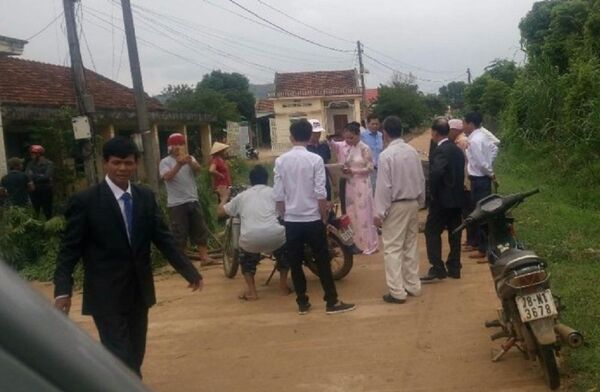 Hình ảnh cho thấy có nhiều cán bộ thôn Sơn Tây chặn xe đám cưới để đòi nợ tiền làm đường nông thôn mới. Ảnh do người dân cung cấp - Sputnik Việt Nam