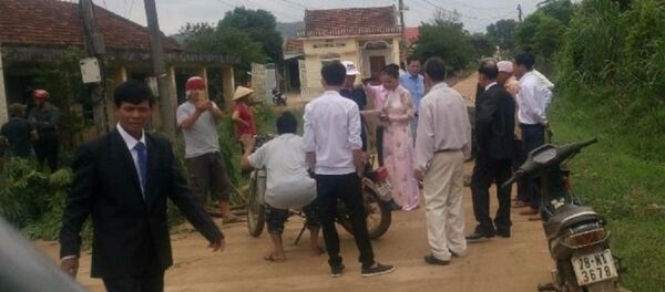 Hình ảnh cho thấy có nhiều cán bộ thôn Sơn Tây chặn xe đám cưới để đòi nợ tiền làm đường nông thôn mới. Ảnh do người dân cung cấp - Sputnik Việt Nam