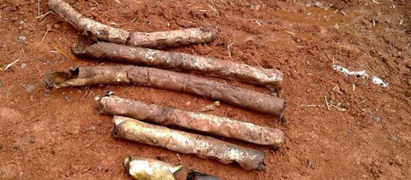 60 quả bom bi được phát hiện dưới lòng đất, đều nằm trong những ống hợp kim dài. 60 quả bom bi được phát hiện dưới lòng đất, đều nằm trong những ống hợp kim dài. - Sputnik Việt Nam