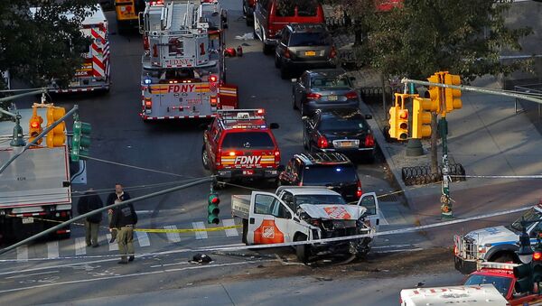 Police investigate a vehicle allegedly used in a ramming incident on the West Side Highway in Manhattan, New York, U.S., October 31, 2017. - Sputnik Việt Nam