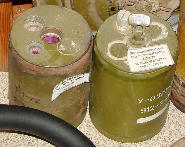Mìn chống bộ binh OZM-72 không có kíp nổ và mìn MUV-3 có kíp nổ do Liên Xô sản xuất  - Sputnik Việt Nam