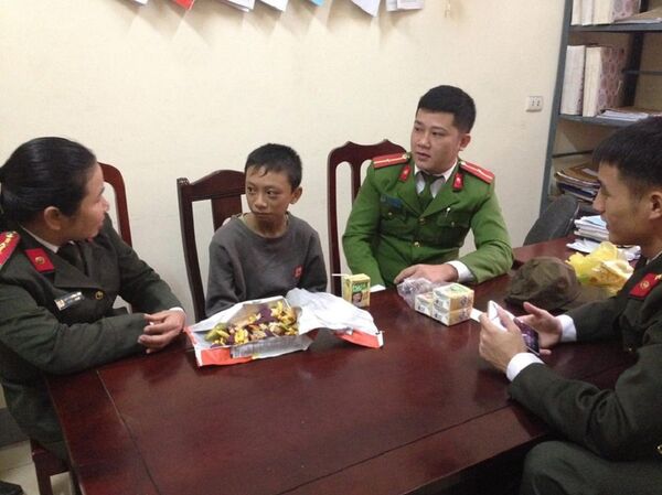 Cháu Anh đã lạc gần 250km, may mắn được công an huyện Diễn Châu giúp đỡ. Cháu Anh đã lạc gần 250km, may mắn được công an huyện Diễn Châu giúp đỡ. - Sputnik Việt Nam