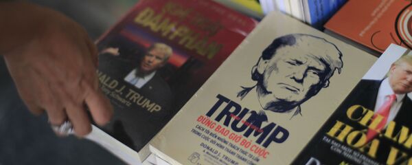 Sách về Tổng thống Hoa Kỳ Donald Trump tại một cửa hàng ở Hà Nội, Việt Nam - Sputnik Việt Nam