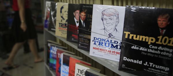 Sách về Tổng thống Hoa Kỳ Donald Trump tại một cửa hàng ở Hà Nội, Việt Nam - Sputnik Việt Nam