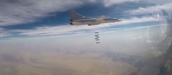 Máy bay ném bom Tu-22M3 bay từ lãnh thổ của Liên bang Nga, đã bắn trúng mục tiêu của bọn khủng bố gần thị trấn Abu Kemal ở tỉnh Deir ez-Zor, Syria . - Sputnik Việt Nam