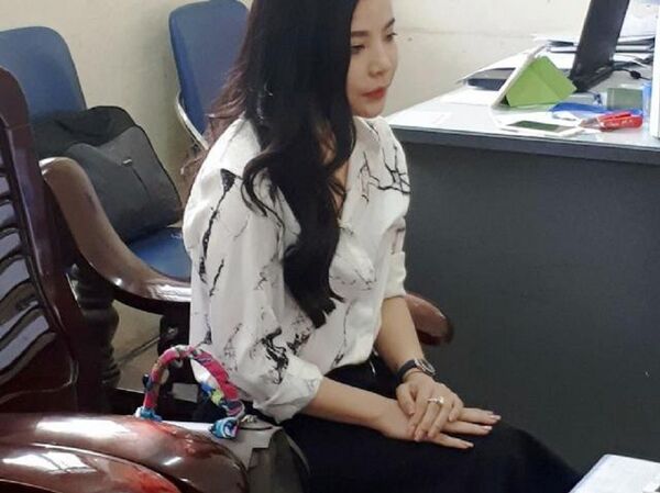 Hoa hậu, diễn viên, người mẫu nào quảng cáo cho bà chủ lô mỹ phẩm trị giá 11 tỷ đồng nghi giả? Ảnh bà Nguyễn Thu Trang làm việc tại cơ quan chức năng  - Sputnik Việt Nam