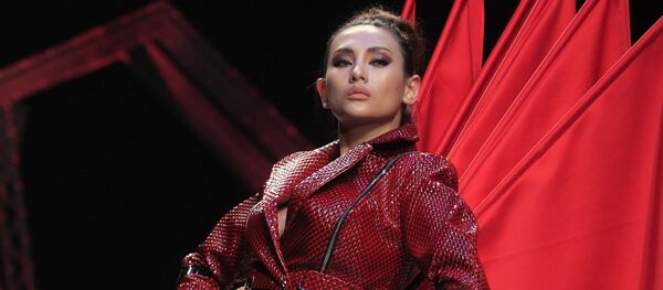 Người mẫu trình diễn bộ sưu tập của nhà thiết kế Nguyễn Tiến Truyền tại Tuần lễ Thời trang Quốc tế Việt Nam ở Hà Nội Người mẫu trình diễn bộ sưu tập của nhà thiết kế Nguyễn Tiến Truyền tại Tuần lễ Thời trang Quốc tế Việt Nam ở Hà Nội - Sputnik Việt Nam