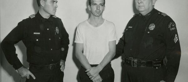 Lee Harvey Oswald, accused of assassinating former U.S. President John F. Kennedy, is pictured with Dallas police Sgt. Warren (R) and a fellow officer in Dallas, in this handout image taken on November 22, 1963. Lee Harvey Oswald, accused of assassinating former U.S. President John F. Kennedy, is pictured with Dallas police Sgt. Warren (R) and a fellow officer in Dallas, in this handout image taken on November 22, 1963. - Sputnik Việt Nam