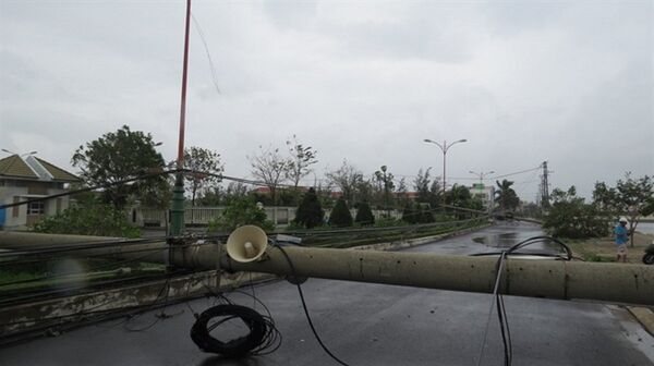 Trụ điện trên đường Trần Phú (TP Tuy Hòa) đổ gục vì bão - Sputnik Việt Nam