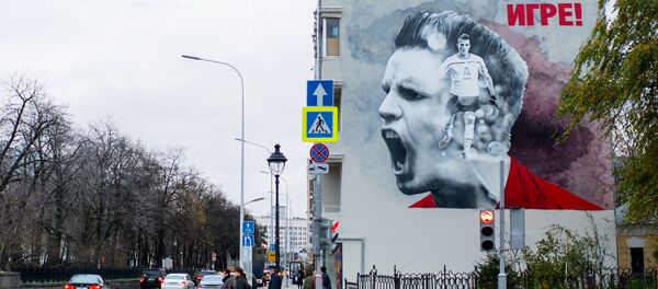 Граффити с изображением футболистов на фасаде московского дома в преддверии чемпионата мира 2018 года в России Граффити с изображением футболистов на фасаде московского дома в преддверии чемпионата мира 2018 года в России - Sputnik Việt Nam
