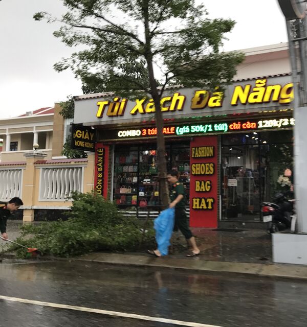 Người dân Đà Nẵng dầm mưa dọn dẹp thành phố trước thềm APEC - Sputnik Việt Nam