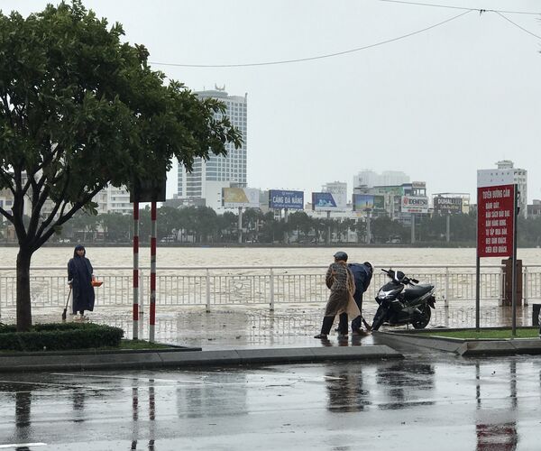 Người dân Đà Nẵng dầm mưa dọn dẹp thành phố trước thềm APEC - Sputnik Việt Nam