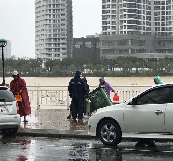 Người dân Đà Nẵng dầm mưa dọn dẹp thành phố trước thềm APEC - Sputnik Việt Nam