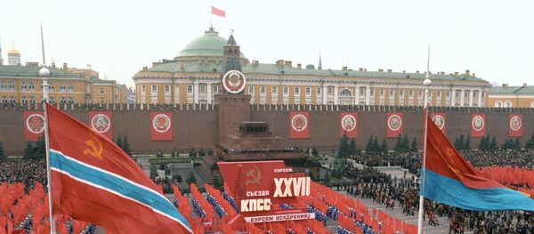 Phần trình diễn của các vận động viên thể thao trên Quảng trường Đỏ trong lễ kỷ niệm lần thứ 69 Cách mạng XHCN Tháng Mười Vĩ đại, năm 1986 - Sputnik Việt Nam