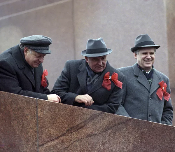 Tổng Bí thư BCH TƯ đảng Cộng sản Liên Xô Mikhail Gorbachev trên lễ đài Lăng Lenin tại Quảng trường Đỏ trong lễ kỷ niệm lần thứ 72 cuộc Cách mạng XHCN Tháng Mười Vĩ đại, năm 1989 Tổng Bí thư BCH TƯ đảng Cộng sản Liên Xô Mikhail Gorbachev trên lễ đài Lăng Lenin tại Quảng trường Đỏ trong lễ kỷ niệm lần thứ 72 cuộc Cách mạng XHCN Tháng Mười Vĩ đại, năm 1989 - Sputnik Việt Nam