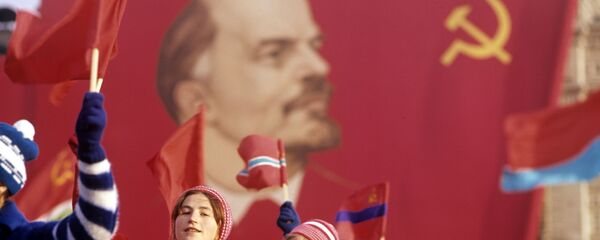 Đội diễu hành của các vận động viên thể thao trên Quảng trường Đỏ trong lễ kỉ niệm lần thứ 50 cuộc Cách mạng XHCN Tháng Mười Vĩ đại - Sputnik Việt Nam